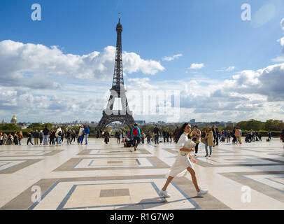 Touristen, die sich in der Place du Trocadéro mit Blick auf den Eiffelturm, Paris, Frankreich Stockfoto