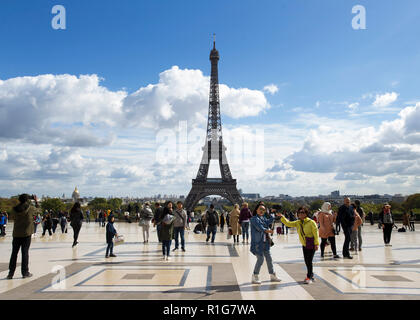 Touristen, die sich in der Place du Trocadéro mit Blick auf den Eiffelturm, Paris, Frankreich Stockfoto