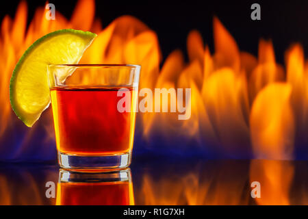 Tequila shot Glas und Feuer Stockfoto