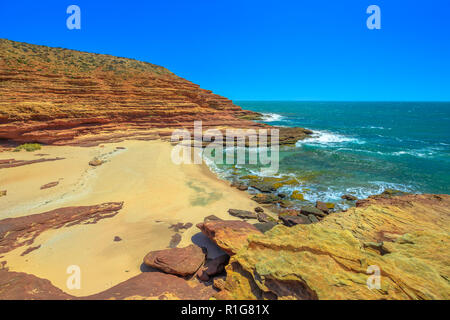 Malerische Luftaufnahme von Pot Alley Strand in Kalbarri Nationalpark, Western Australia. Robuste Coral Coast im türkisblauen Indischen Ozean. Blauer Himmel mit kopieren. Stockfoto