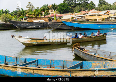 Lake Victoria ist einer der Großen Afrikanischen Seen. Fischerdorf - Ansicht aus dem Wasser zu landen. Stockfoto