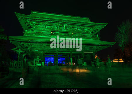 Nagano, Japan 02-08-2018 Zenkoji Tempel illuminted der Jahrestag der Olympischen Winterspiele 1998 in Nagano zu gedenken. Stockfoto