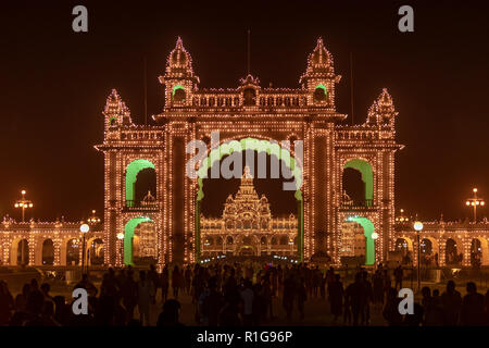 Beleuchtete East Gate und Mysore Palace, Mysore, Karnataka, Indien Stockfoto