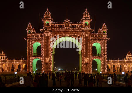 Beleuchtete East Gate, Mysore Palace, Mysore, Karnataka, Indien Stockfoto