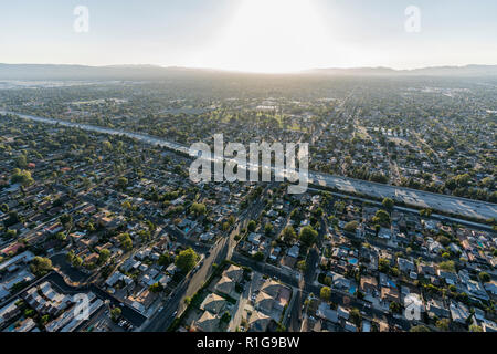 Am späten Nachmittag Luftaufnahme von San Diego 405 Freeway San Fernando Valley Kreuzung in Los Angeles, Kalifornien. Stockfoto