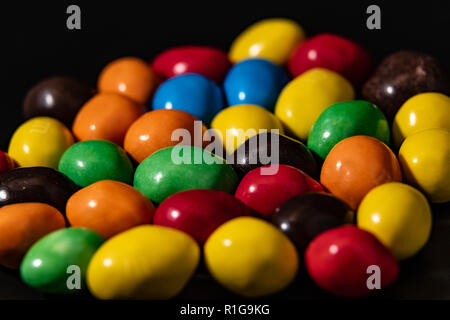 Bunte Bonbons auf schwarzem Hintergrund close-up 2018 Stockfoto