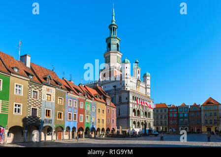 Polen Stadt, landschaftlich schöner Blick über den Marktplatz (Stary Rynek) in Posen mit den Fischverkäufer-Häusern (links) und dem Renaissance Rathaus, Polen Stockfoto