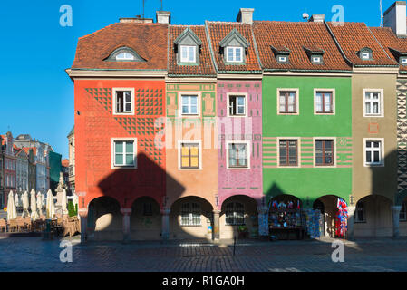 Polen mittelalterlichen Gebäude, mit Blick auf die bunten Fassaden der mittelalterlichen Fisch Verkäufer Häuser in Marktplatz, Posen, Polen. Stockfoto