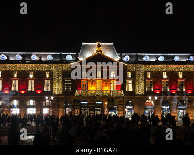 Straßburg, Frankreich, 9. Dezember 2017: beleuchtete Gebäude im Einkaufszentrum Straßburg Aubette Place Kleber während der Weihnachtszeit Stockfoto