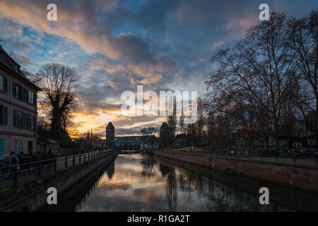 Kanal von Ill im Stadtteil La Petite France in Straßburg mit zufälligen Personen und Blick auf die Ponts couverts im Dezember Stockfoto