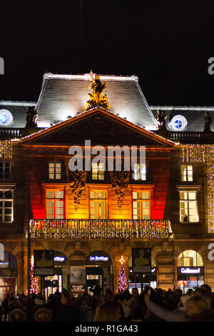 Straßburg, Frankreich, 9. Dezember 2017: beleuchtete Gebäude im Einkaufszentrum Straßburg Aubette Place Kleber während der Weihnachtszeit Stockfoto