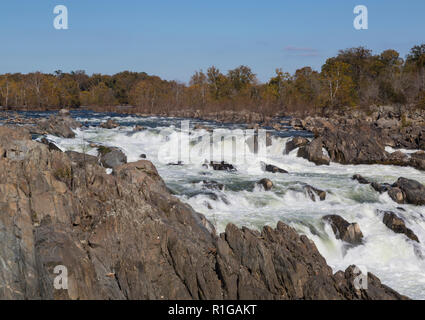 Schnell fließendem Wasser entlang des Potomac River in der Great Falls State Park in Virginia, USA Stockfoto