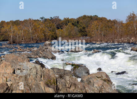 Schnell fließendem Wasser entlang des Potomac River an der Great Falls State Park in VirginIa, USA Stockfoto