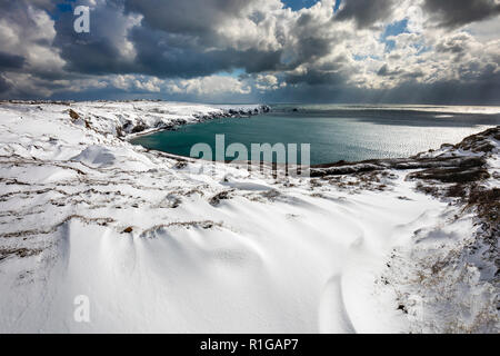 Blick von Kynance Cove im Schnee; Cornwall, UK Stockfoto