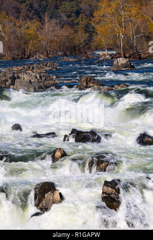 Schnell fließendem Wasser entlang des Potomac River in der Great Falls State Park in Virginia, USA Stockfoto