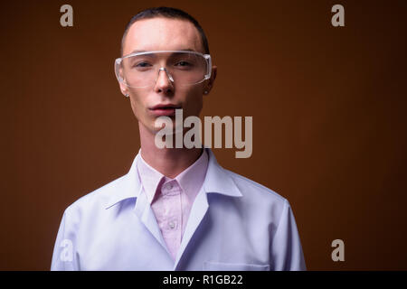 Jungen schönen androgynen Menschen Arzt tragen Schutzbrille Stockfoto