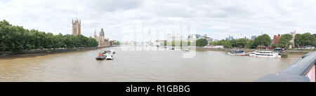 LONDON - Juli 10, 2018: Panoramablick auf die Themse von Lambeth Bridge, Westminster, London. Stockfoto