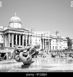 LONDON - 29. JUNI 2018: Meerjungfrau und Triton Skulpturen im östlichen Trafalgar Square Brunnen, Trafalgar Square, London. Stockfoto