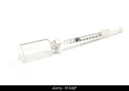 Medizinische Ampullen zur Injektion mit Spritze auf weißem Hintergrund Stockfoto
