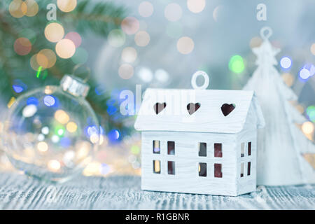 Weihnachtsfeier Dekorationen gegen Defokussierten glühende Lichtgirlanden Hintergrund Stockfoto