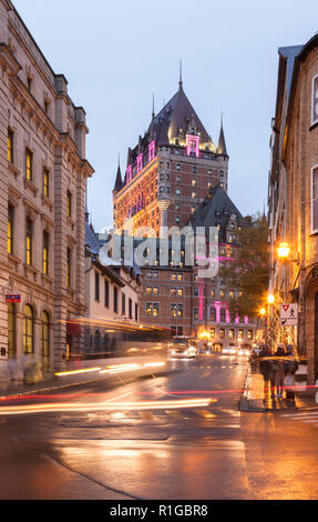 Fairmont Le Château Frontenac leuchtet in der Dämmerung und der Rue du Fort (Fort Street) in der Altstadt von Québec City, Québec, Kanada. Stockfoto