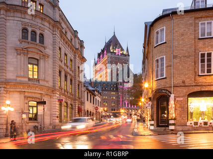 Fairmont Le Château Frontenac leuchtet in der Dämmerung und der Rue du Fort (Fort Street) in der Altstadt von Québec City, Québec, Kanada. Stockfoto