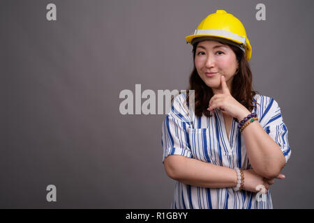 Reifen asiatischen Geschäftsfrau Bauarbeiter tragen, hardhat Stockfoto