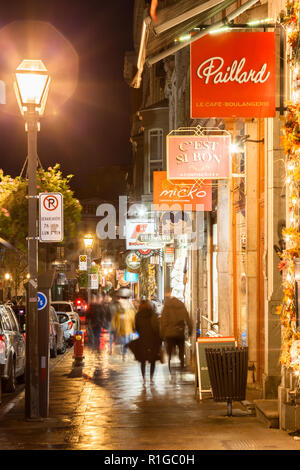 Rue Saint-Jean (Saint Jean Straße) in der Abenddämmerung in der Altstadt von Québec City, Québec, Kanada. Stockfoto