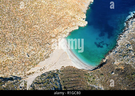 Aus der Vogelperspektive Bucht mit schönen Strand in der Nähe von Sikati Höhle, der Insel Kalymnos, Griechenland Stockfoto