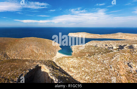 Panoramablick auf Teil der Sikati Höhle und an der Küste in der Nähe der Insel Kalymnos, Griechenland Stockfoto