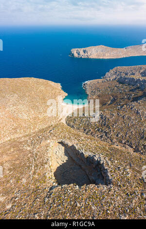 Aus der Vogelperspektive Sikati Höhle und an der Küste in der Nähe der Insel Kalymnos, Griechenland. Panoramablick pidture der Grenzstein auf Sommertag. Stockfoto