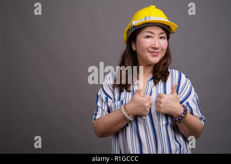 Reifen asiatischen Geschäftsfrau Bauarbeiter tragen, hardhat Stockfoto