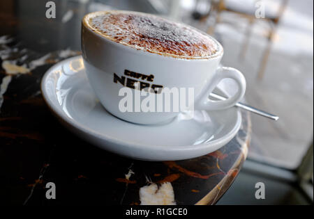 Caffe nero Cappuccino in Weiß Tasse und Untertasse Stockfoto