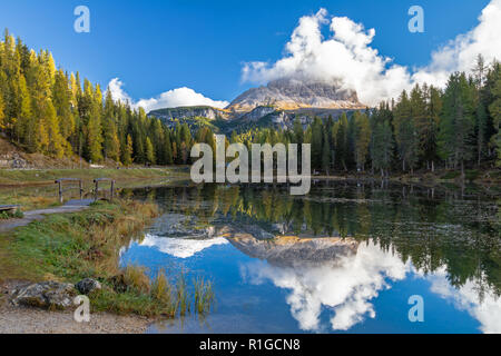 Herbst morgen am Lago Antorno unter Drei Zinnen, Dolomiten, Südtirol Stockfoto