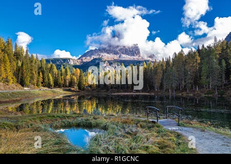 Herbst morgen am Lago Antorno unter Drei Zinnen, Dolomiten, Südtirol Stockfoto