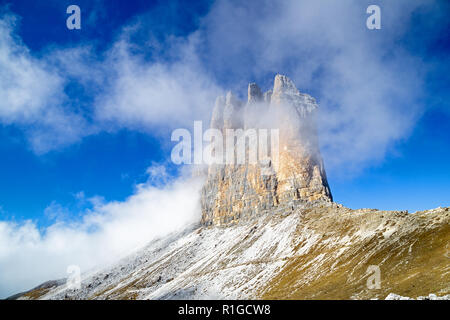 Morgennebel auf Drei Zinnen, Dolomiten, Südtirol Stockfoto