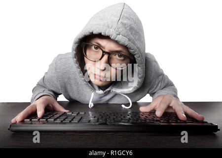 Hacker (Programmierer) in der Haube und Gläser auf weißem Hintergrund, merkwürdig mit Blick auf die Kamera Stockfoto