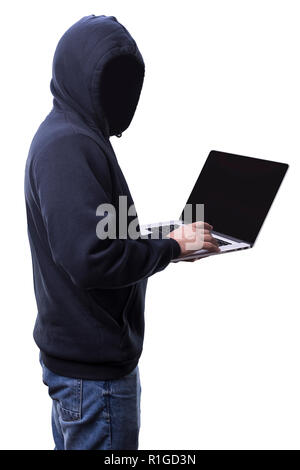 Hacker in der Haube ohne Gesicht mit Laptop auf weißem Hintergrund Stockfoto