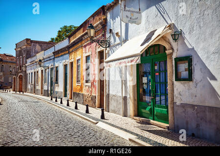 Fassade von einem Restaurant in der Innenstadt von Faro, Algarve, Portugal Stockfoto