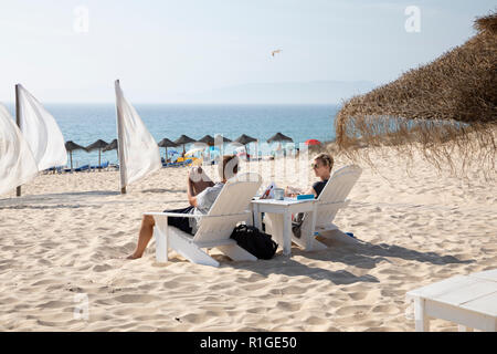 Beach Bar am Praia Da Comporta in der Nachmittagssonne, Comporta, der Halbinsel Troia, Setubal, Lissabon, Portugal, Europa Stockfoto