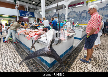 Marlin auf frischem Fisch Abschaltdruck innerhalb des Mercado do Livramento in den Morgen, der Avenida Luisa Todi, Setubal, Lissabon, Portugal, Europa Stockfoto