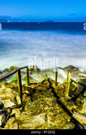 Treppe in Armação Strand am Abend. Florianopolis, Santa Catarina, Brasilien. Stockfoto