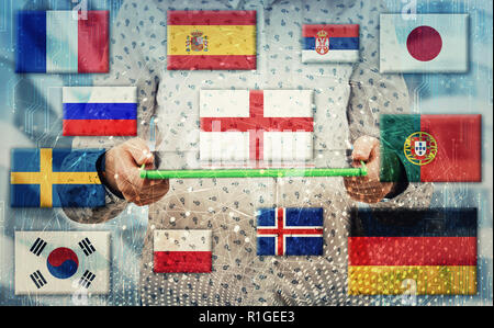 Frau mit elektronischen Tablette wie nationale Flaggen zeigen verschiedene gesprochenen Sprachen der Welt. Lernen und sprechen viele Sprachen mit modernen Tech Stockfoto