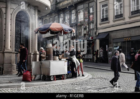 Traditionelle portugiesische geröstete Kastanien, Castanhas Assadas, sind von steht in den Straßen von Porto verkauft. Stockfoto