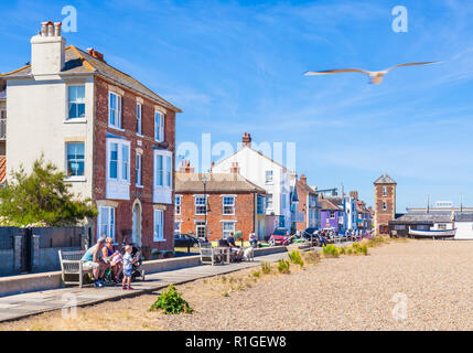 Aldeburgh Suffolk Henne Strand Kiesstrand Kiesstrand mit georgianischen Häusern und Henne Strand Lookout Suffolk England UK GB Europa Stockfoto