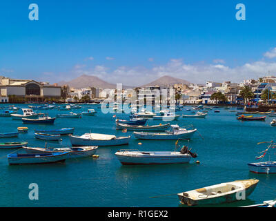 Kleine Boote vor Anker in Chargo de San Gines, Arrecife, Lanzarote, Las Palmas, Kanarische Inseln, Spanien Stockfoto