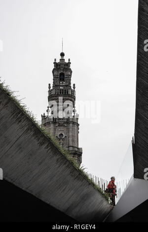 Der Torre dos Clérigos Kirche Igreja dos Clérigos, ist eine barocke Kirche in der Stadt Porto, Portugal. Seinen hohen Glockenturm, der Torre dos Clérigos, gesehen werden kann Stockfoto