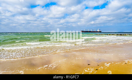 Strand an der Nordsee und Westerschelde in der Nähe der Hafenstadt Vlissingen in der Provinz Zeeland, Niederlande Stockfoto