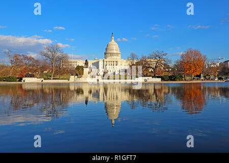 Die Westseite des United States Capitol Building und Ulysses S Grant Memorial in Washington, DC, spiegelt sich in der reflektierenden Pool mit Weihnachten tre Stockfoto