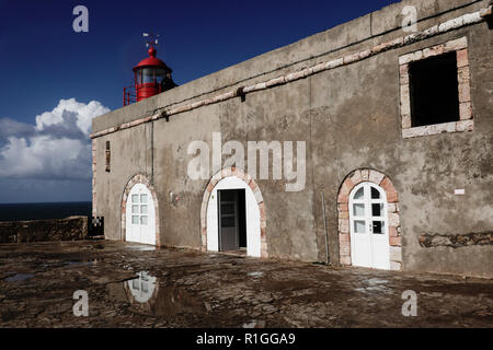 Die nazare Leuchtturm auf dem Dach des Forte Sao Miguel Arcanjo. Nazaré ist eine Küstenstadt und eine Gemeinde in der Region Oeste. Es ist eines der am meisten Bevölkerung Stockfoto